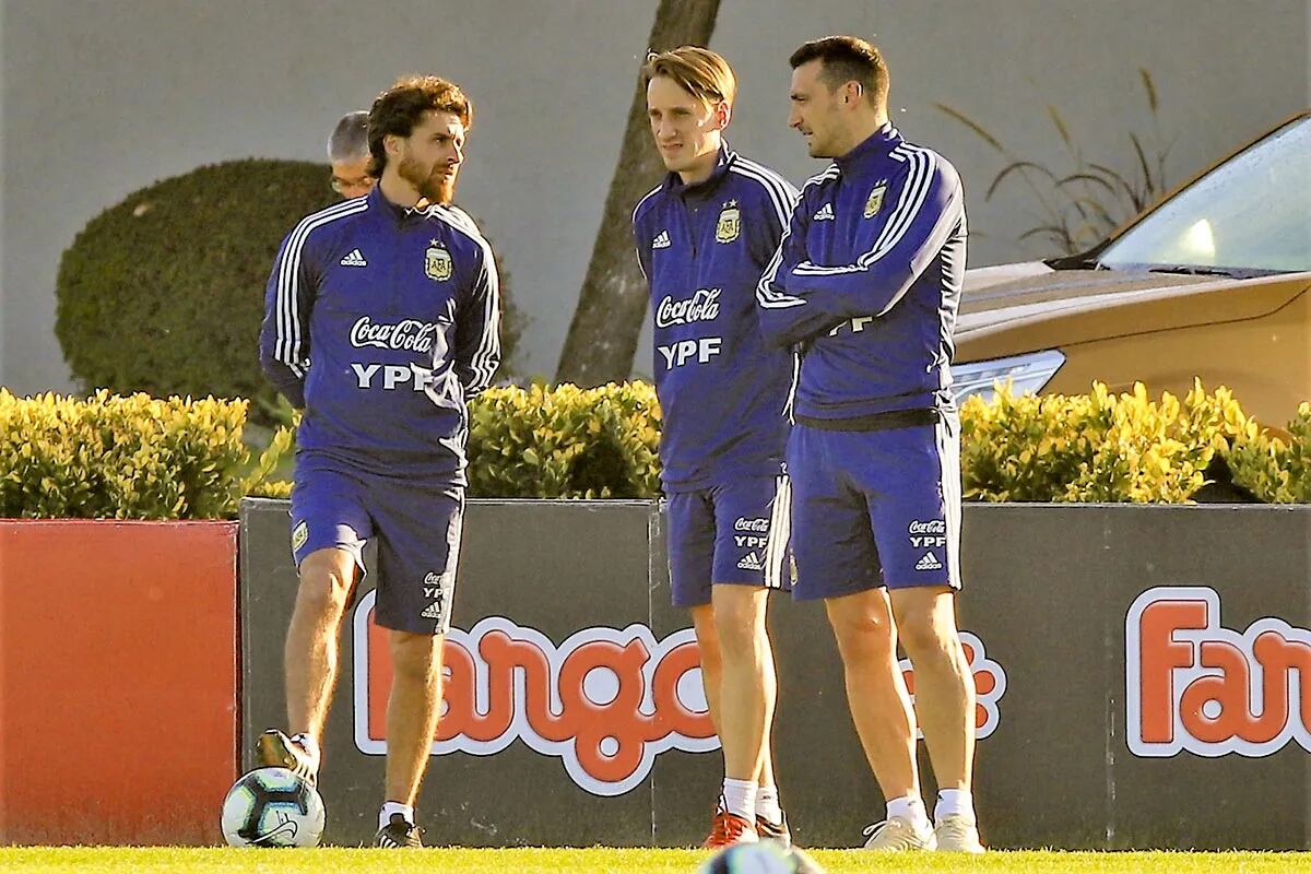 ¿Con quién hablan Lionel Scaloni y Pablo Aimar durante los partidos?