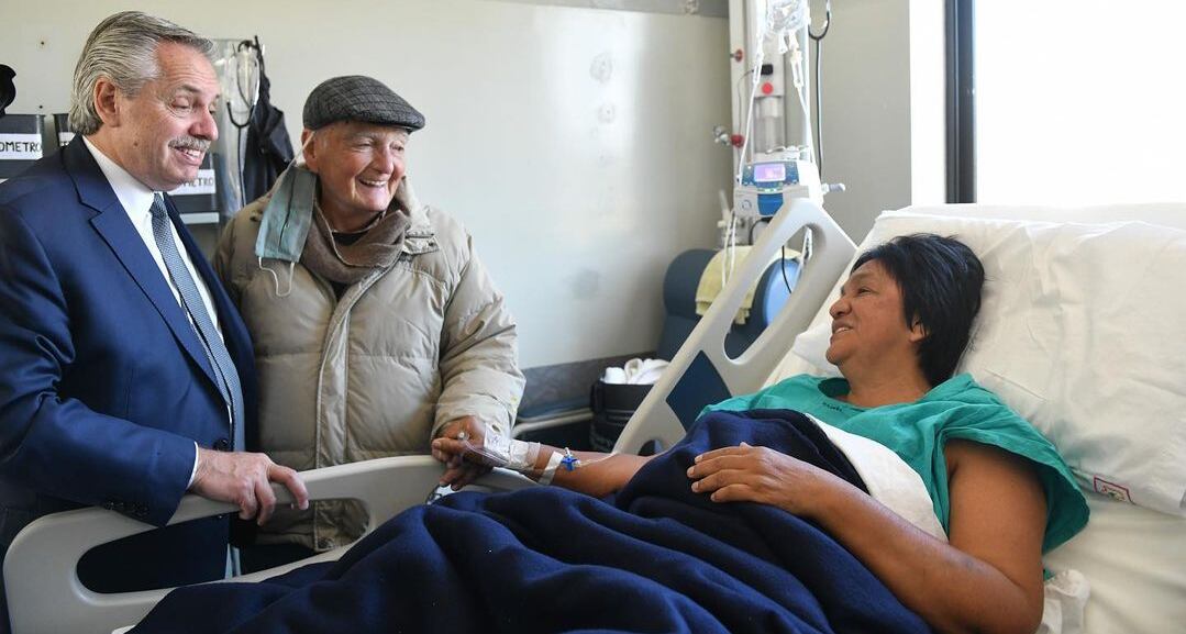 El presidente Alberto Fernández en Jujuy, durante su visita a Milagro Sala. Con ellos, el esposo de Sala, Raúl Noro.