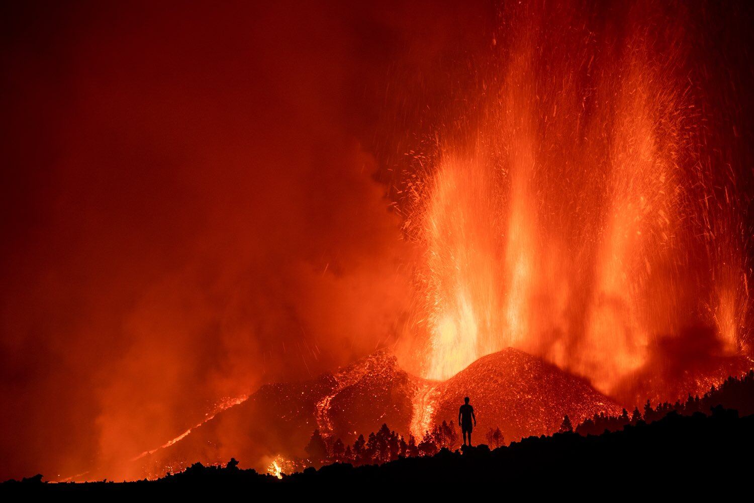 "Es espectacular y a la vez un tremendo infierno", las imágenes del volcán de Cumbre Vieja, en las Islas Canarias. (Abián San Gil Hernández / Twitter)