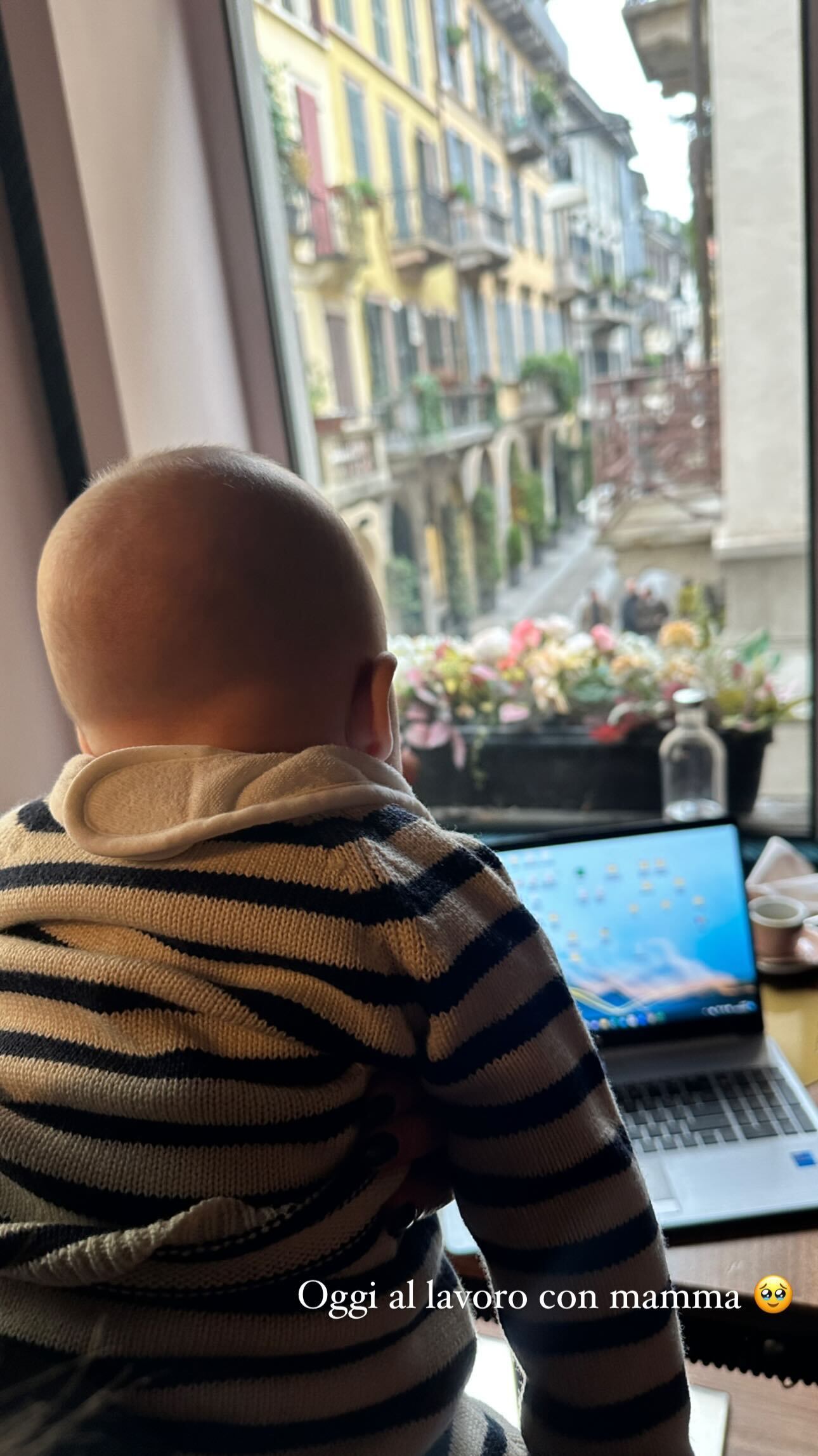 Theo en el trabajo con mamá Agustina.