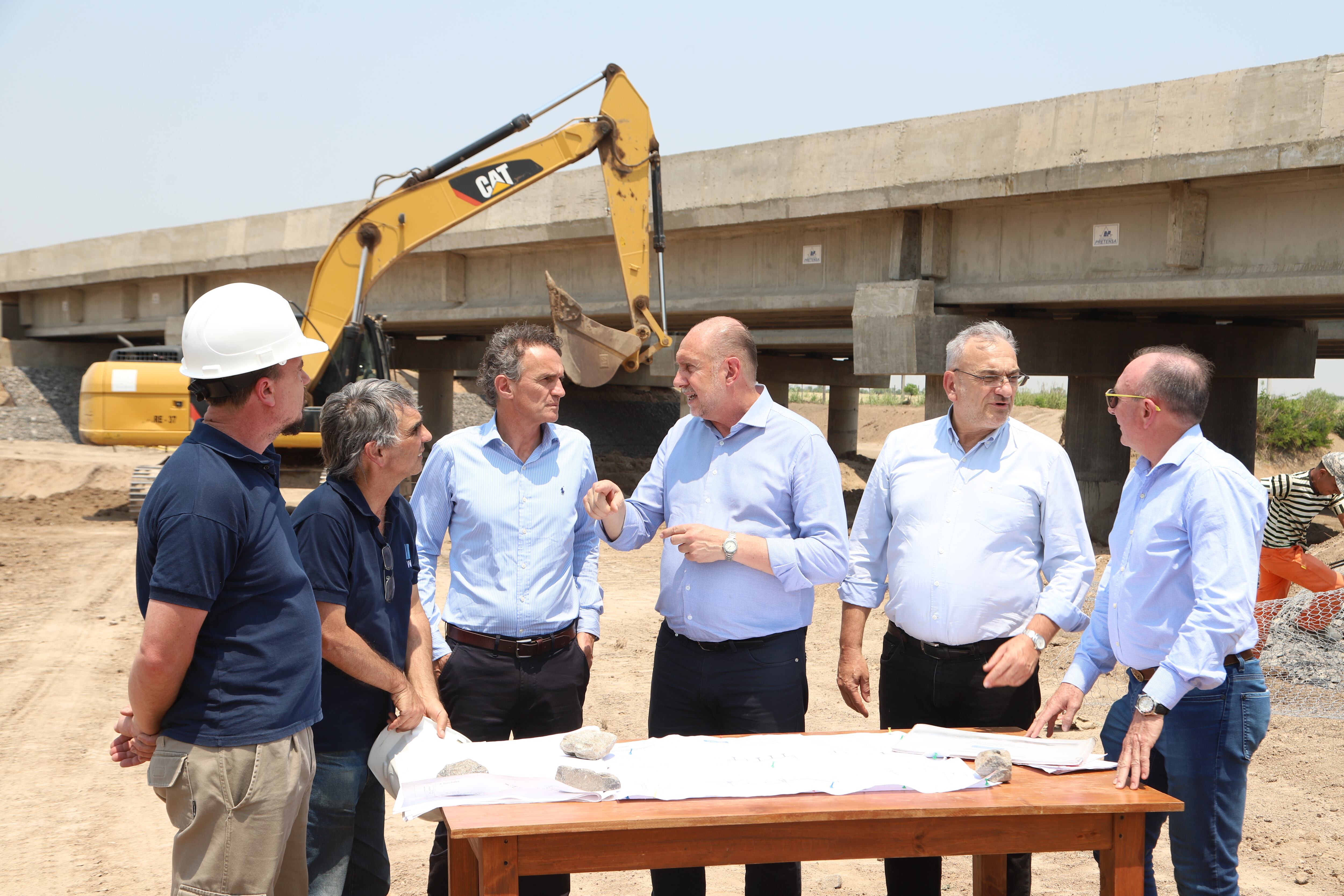 Gabriel Katopodis, Omar Perotti, Alcides Calvo y otros en la recorrida por la obra del canal Vila - Cululú