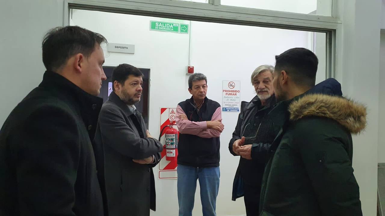 Encuentro entre funcionarios municipales y autoridades pesqueras nacionales.