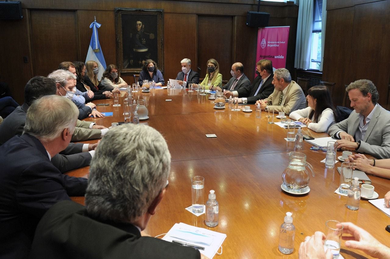 Roberto Feletti y Carla Vizzotti se reunieron con los laboratorios.