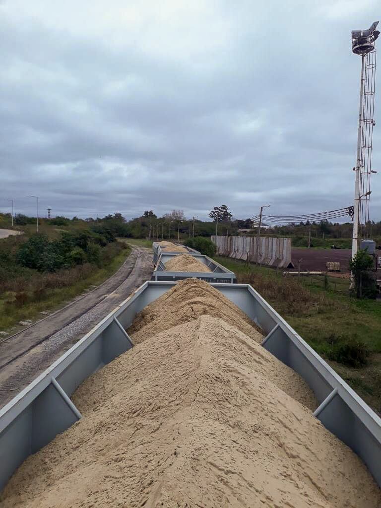 La arenera llegará en tren desde San Nicolás a Mendoza, mientras que a Neuquén será transportado en camión.