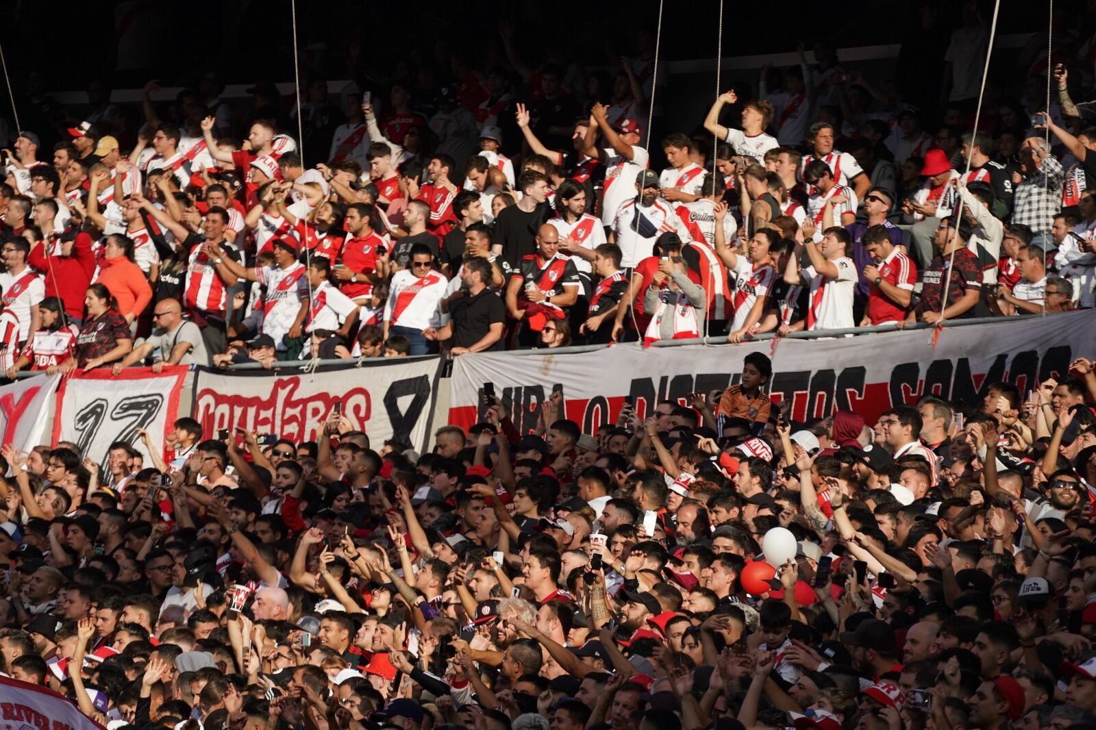 Hinchas de River en el Monumental, en el duelo ante Boca, por la fecha 15 de la Liga Profesional 2023. (Clarín)