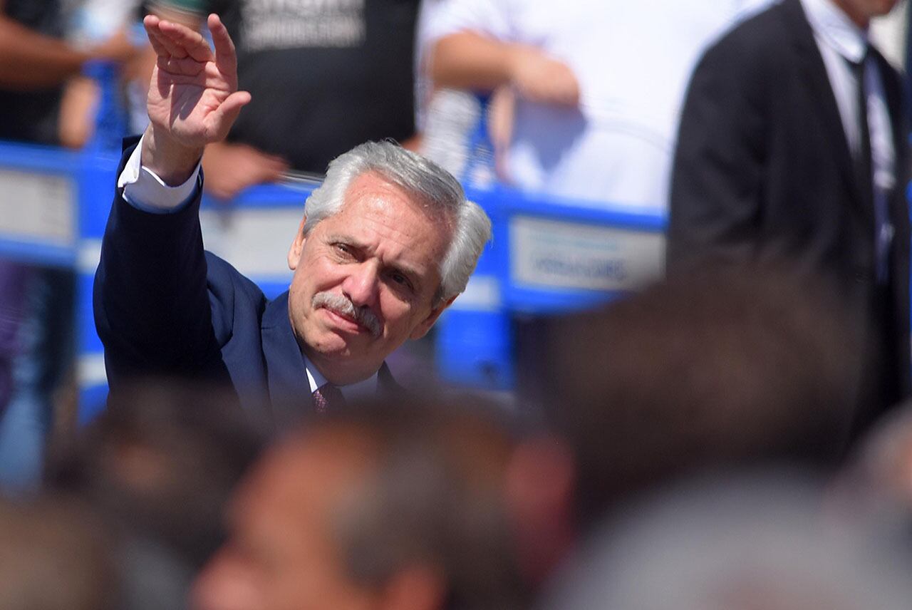 El presidente de la Nación Alberto Fernández junto al ministro de economía y el gobernador Rodolfo Suárez estuvieron presentes en la segunda llegada del tren de pasajeros a Palmira
Foto: Claudio Gutiérrez Los Andes