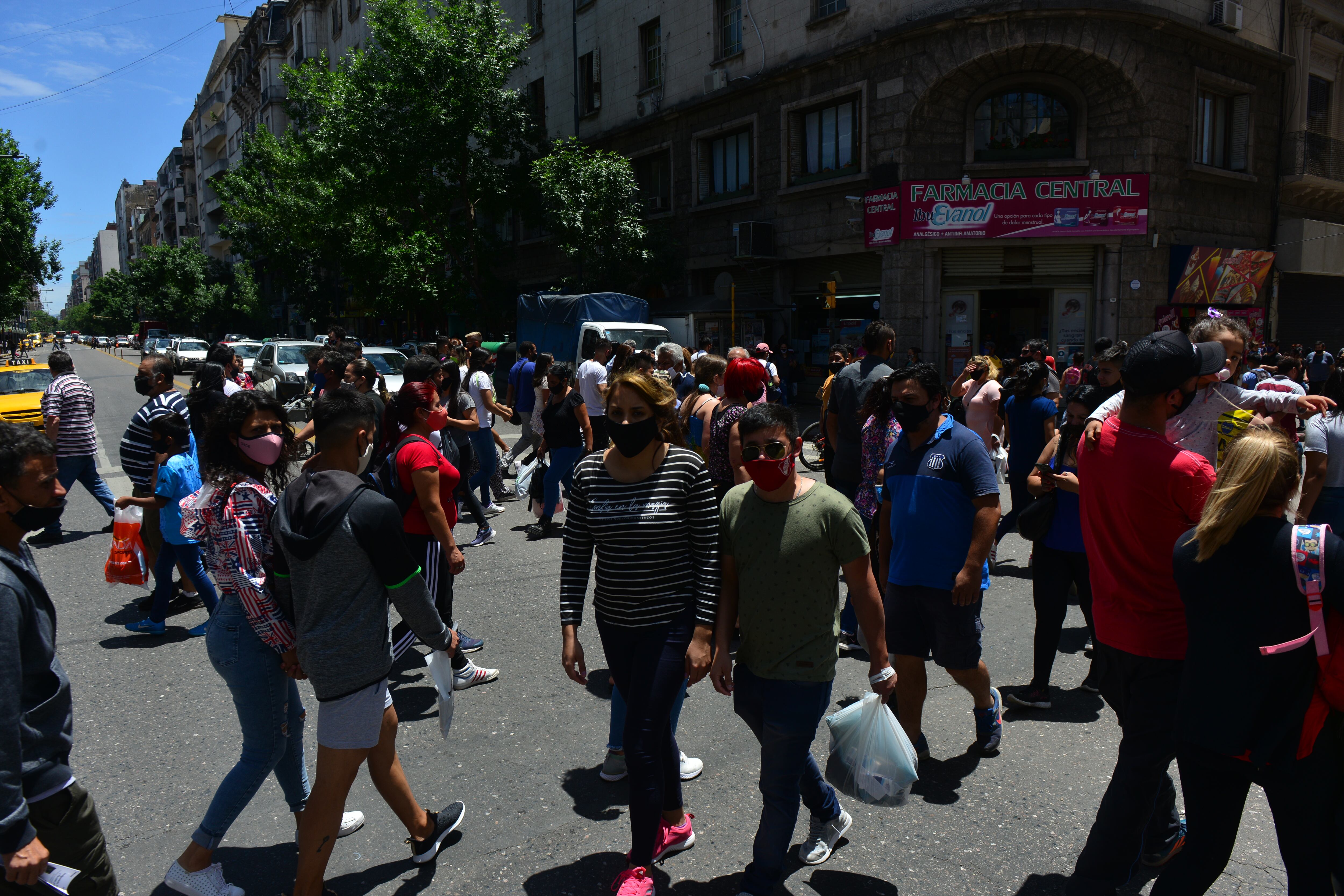 Gran movimiento en las calles de Córdoba ante el fin de semana largo