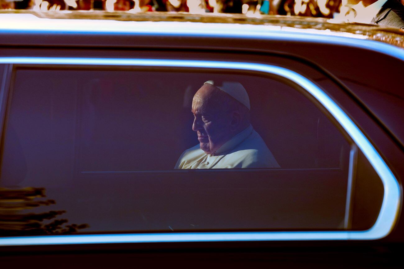 El Papa Francisco sale de la catedral católica de los Santos Pedro y Pablo en Ulán Bator, Mongolia, el sábado 2 de septiembre de 2023, después de una reunión con el clero local. El Papa Francisco ha elogiado la tradición de libertad religiosa de Mongolia que se remonta a los tiempos de su fundador, Genghis Khan, al efectuar la primera visita papal a la nación asiática. (AP)