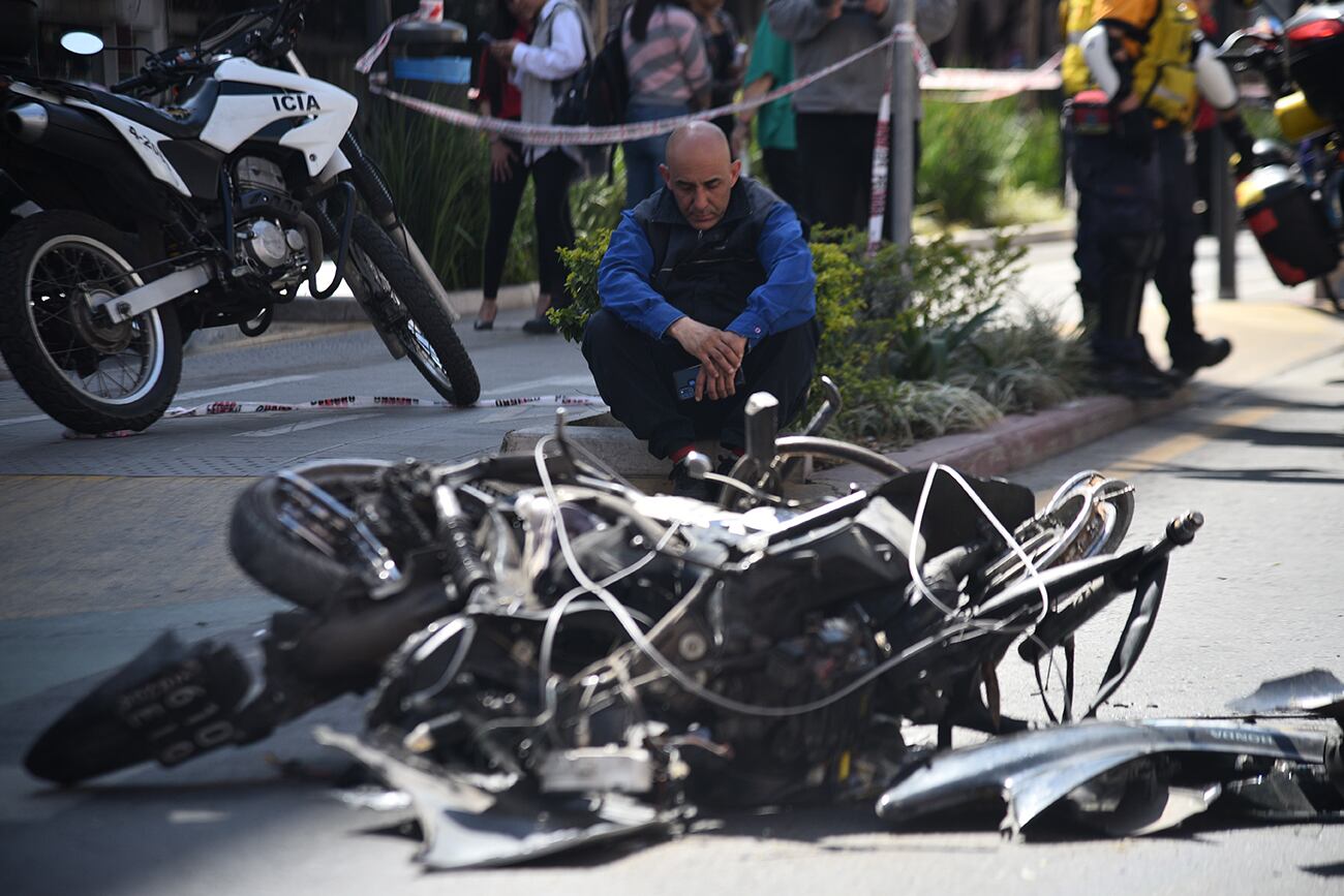 Terror en el centro de Córdoba por un auto que arrolló a peatones, motos y otros vehículo. (Pedro Castillo / La Voz)