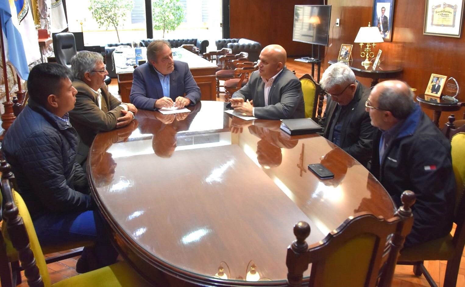 El vicegobernador Alberto Bernis, acompañado por el diputado Fabián Tejerina y el representante del CFI en Jujuy, Marcelo Abraham, en reunión con el cónsul de la República de Paraguay en el Norte Argentino, Víctor Benítez, y colaboradores.