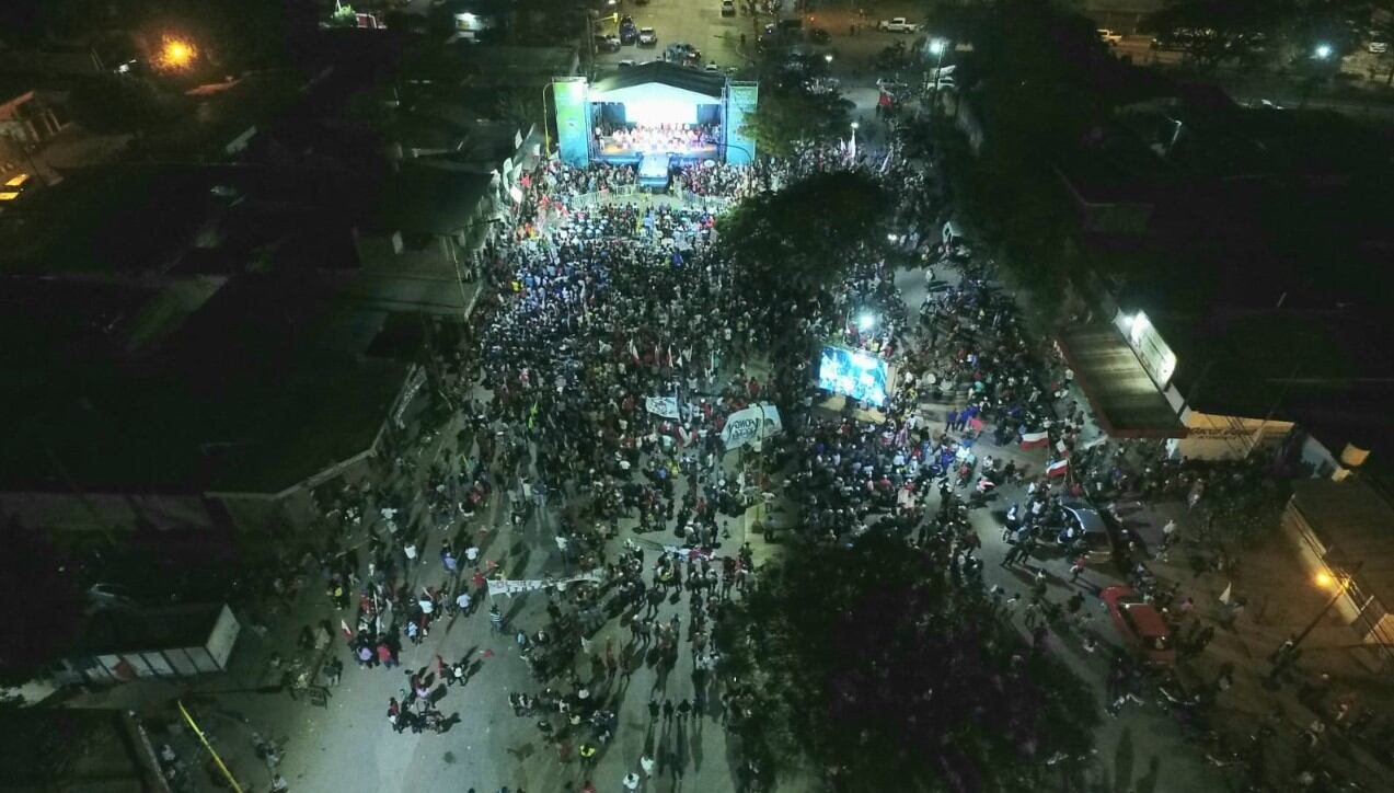 Columnas llegadas desde los barrios y localidades vecinas, dieron marco al acto de cierre de campaña del Frente Cambia Jujuy en la ciudad de Libertador General San Martín.