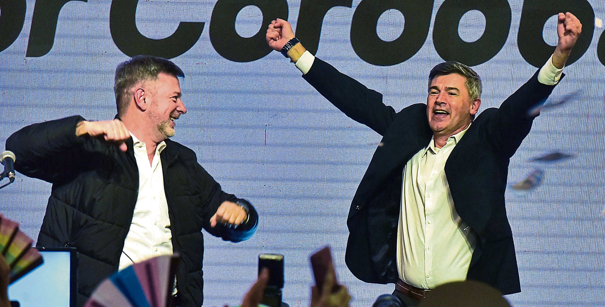 Festejo. Daniel Passerini y Javier Pretto, la fórmula oficialista de la Capital, festejó el amplio triunfo de ayer. El gobernador electo, Martín Llaryora, y el gobernador Juan Schiaretti también fueron protagonistas del festejo.  (Facundo Luque / La Voz)