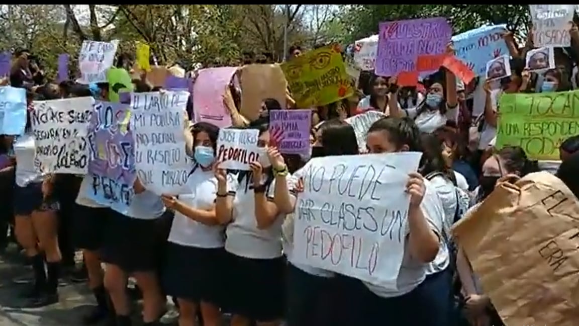 El alumnado del Colegio Santa Teresita se movilizó en reclamo del inmediato esclarecimiento del hecho denunciado por una compañera.