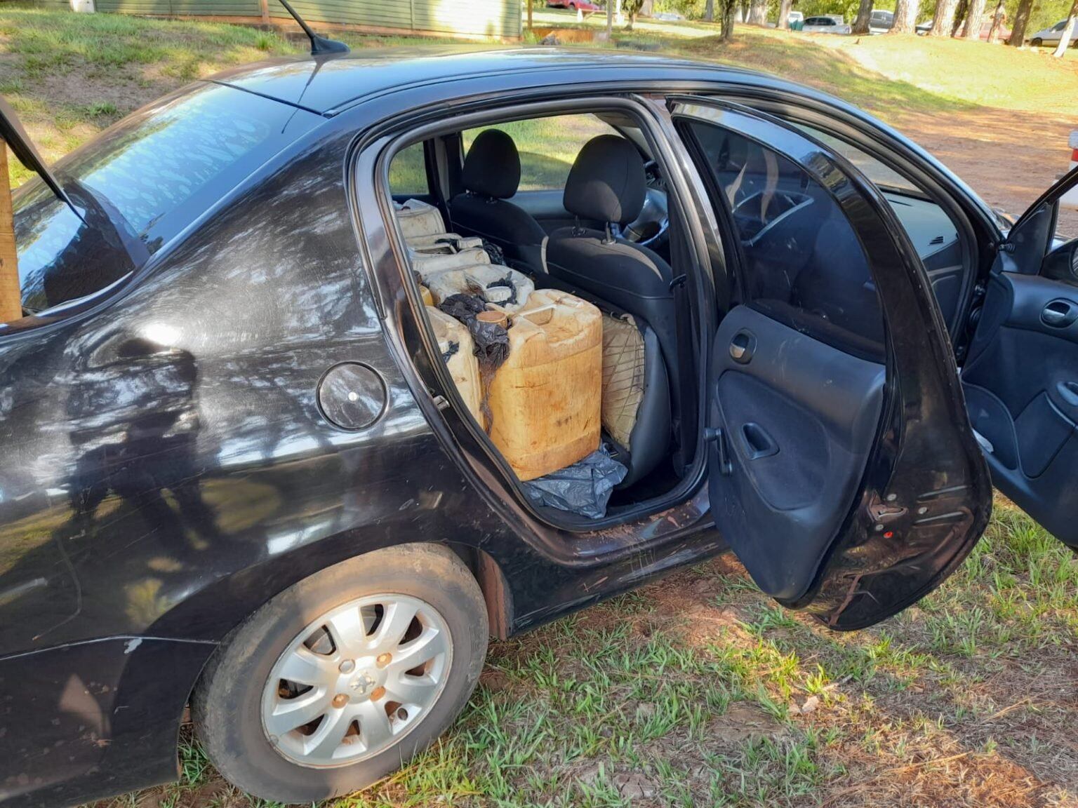 Efectivos policiales secuestraron 20 bidones de combustible.