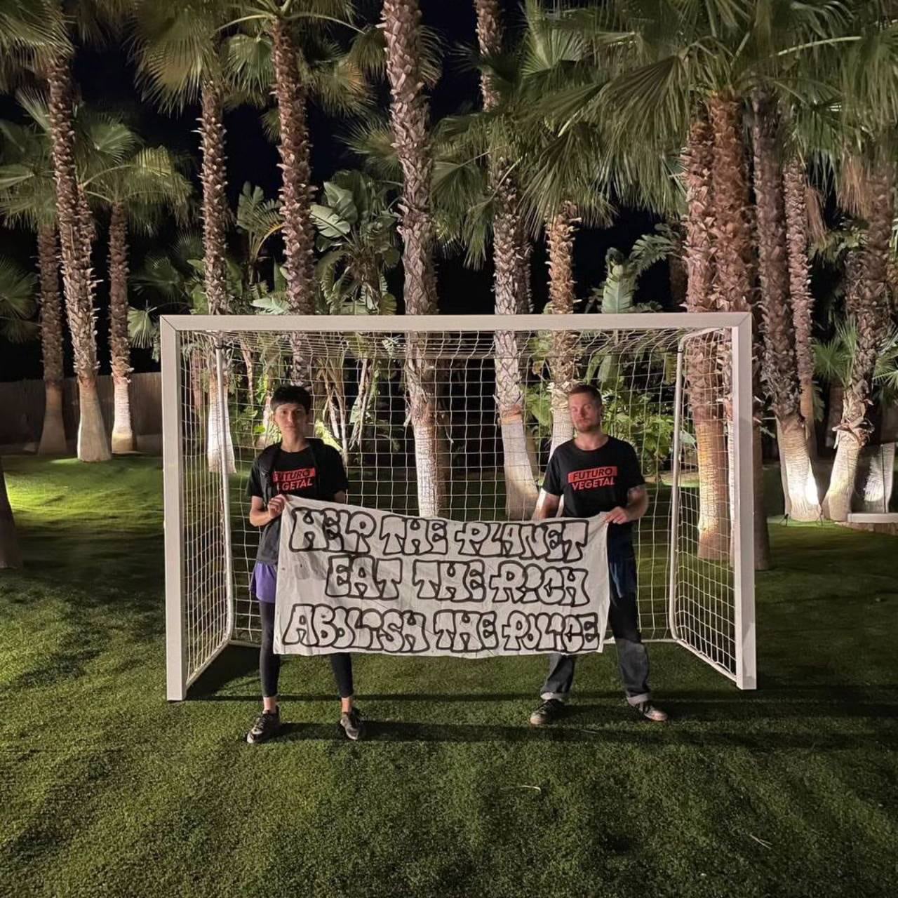 Los ambientalistas llegaron hasta la cancha de fútbol con una bandera escrita en inglés.