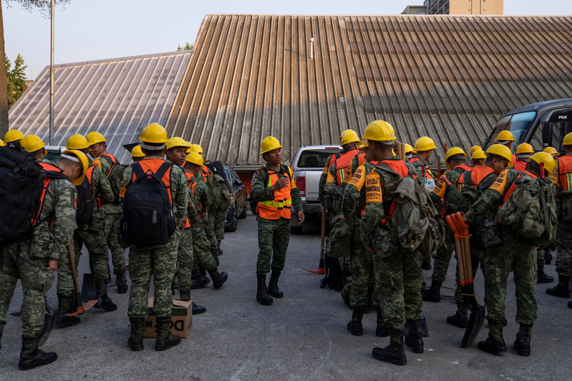 Brigadistas internacionales intentan contener la voracidad de los incendios en Chile. Foto: EFE / Adriana Thomasa.
