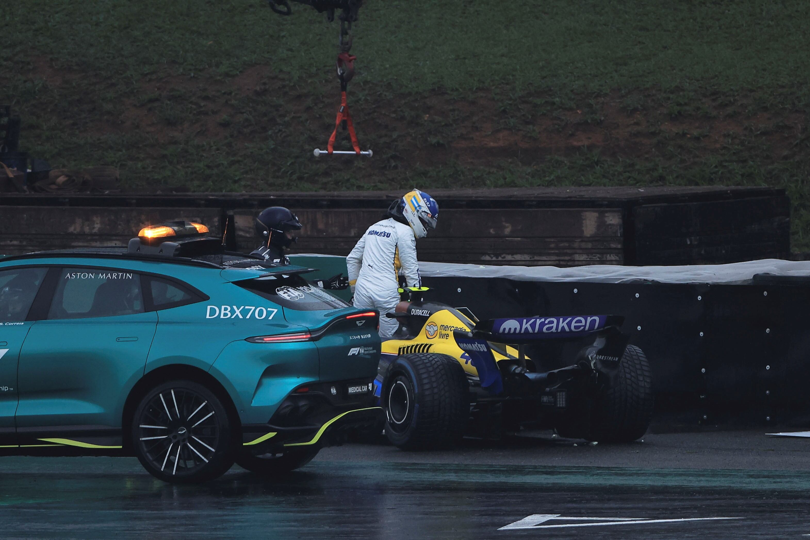 Franco Colapinto y el momento del accidente en la clasificación en el Gran Premio de San Pablo. El argentino no sufrió daños físicos, pero su auto quedó contra el muro, rompiendo la suspensión delantera. (AP)