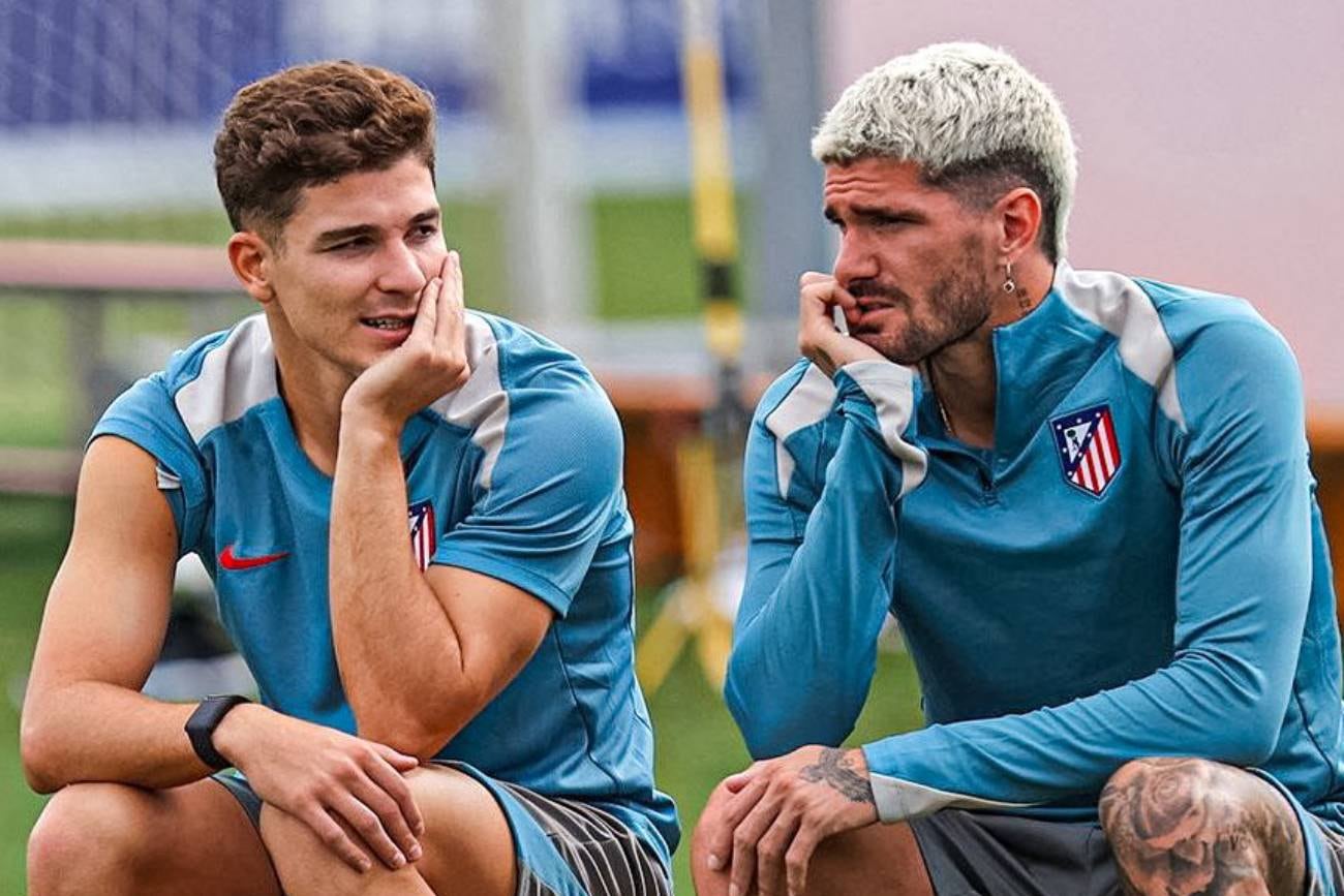 De Paul junto a Julián Álvarez (Atlético)