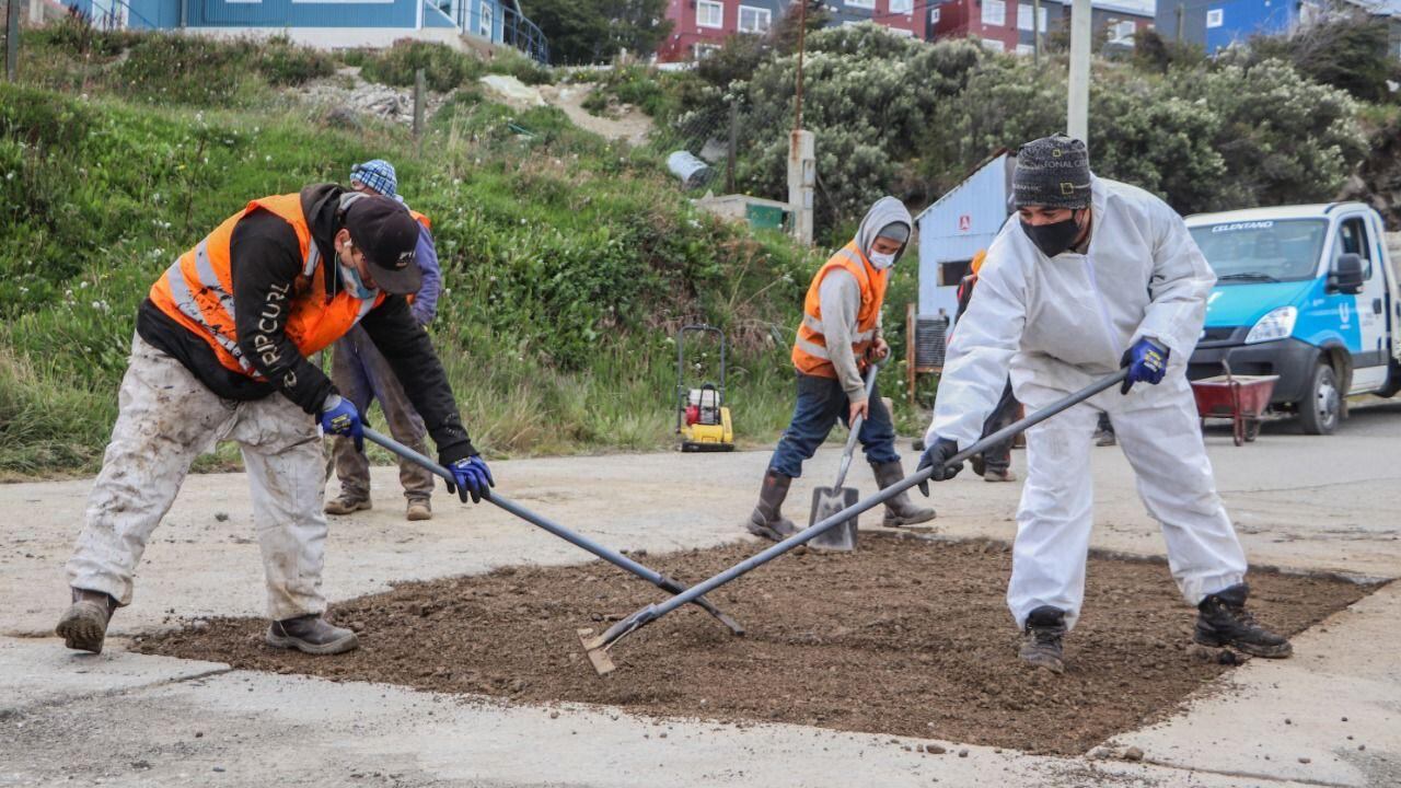 El Municipio realiza trabajos de bacheo en el ingreso al B° 640 viviendas.