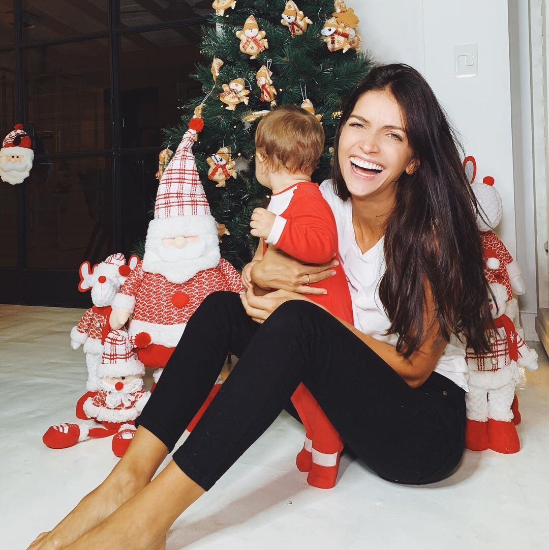 Zaira Nara armó el árbol de Navidad y lo mostró con un tierna postal junto a su hijito, Viggo.