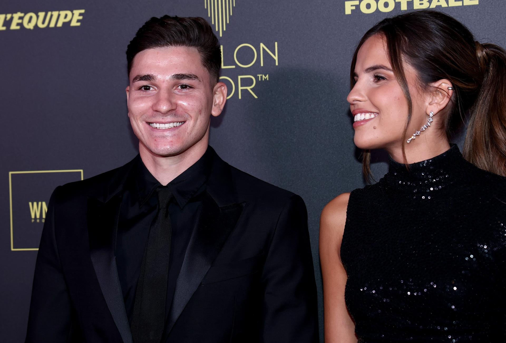 El delantero del Manchester City y su novia, Emilia Ferrero, en la ceremonia del Balón de Oro 2023. EFE/EPA/MOHAMMED BADRA