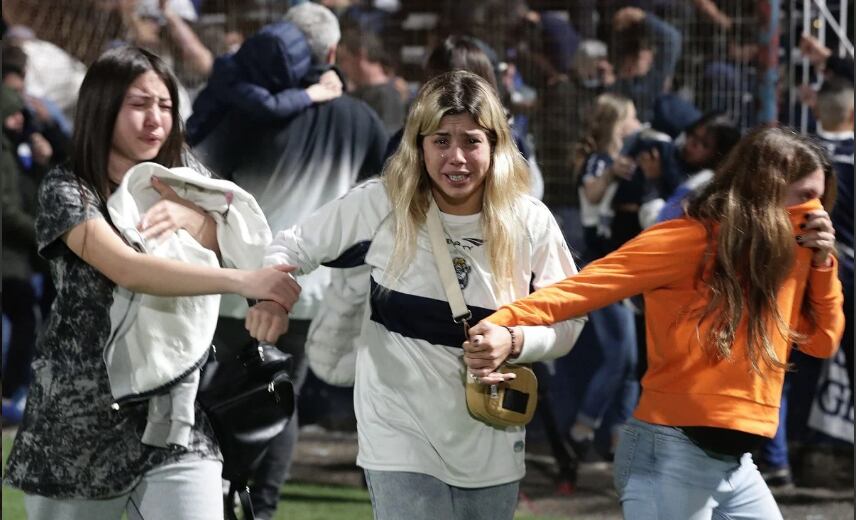 El momento en que entraban los gases al estadio.