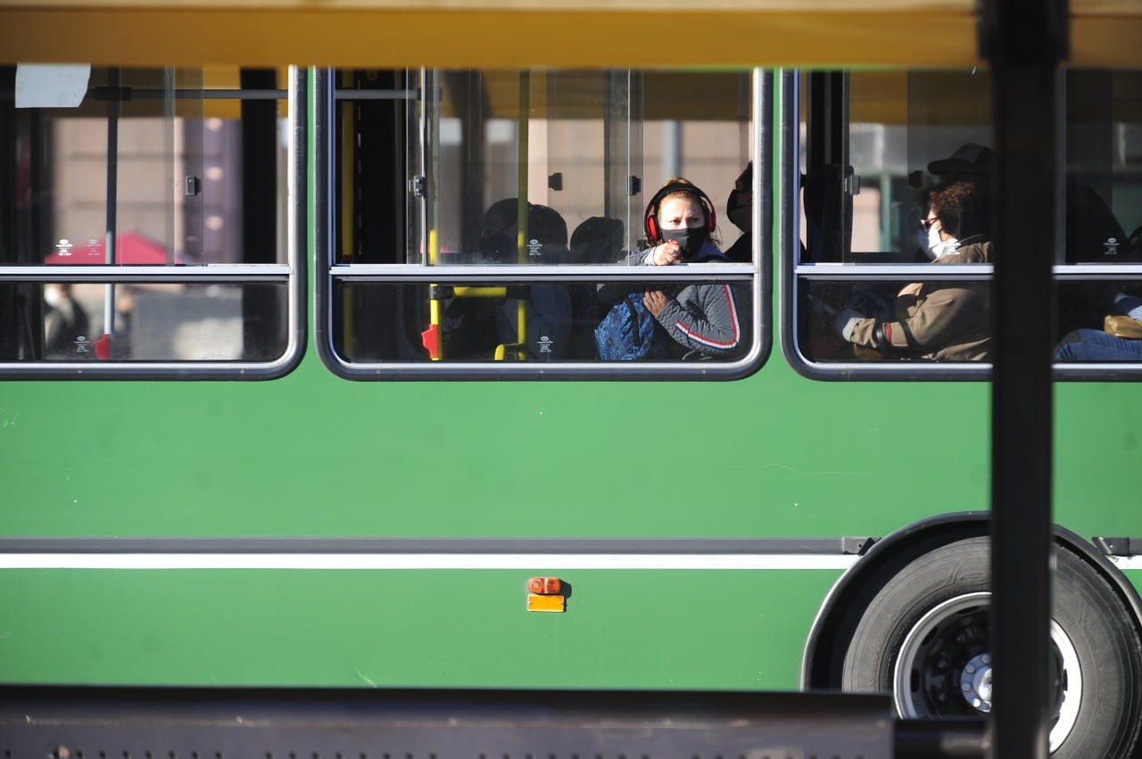 Colectivos con ventanas abiertas para ventilar las unidades ante el avance de la segunda ola de COVID-19. (Clarín)