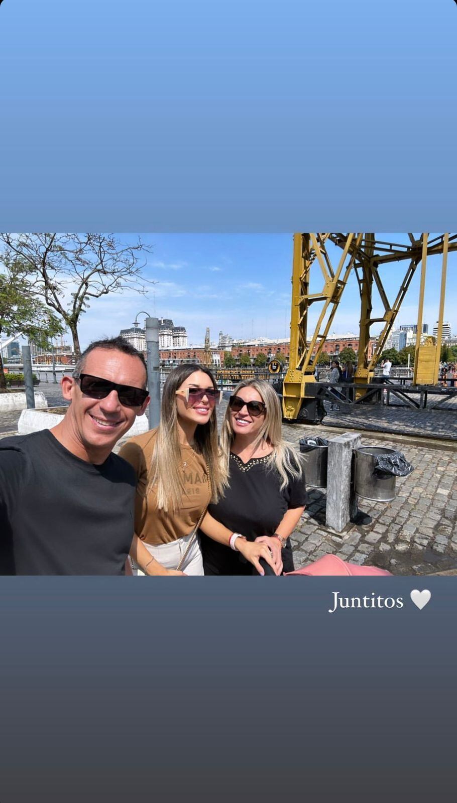 Agustina Gandolfo en Buenos Aires junto a sus padres.