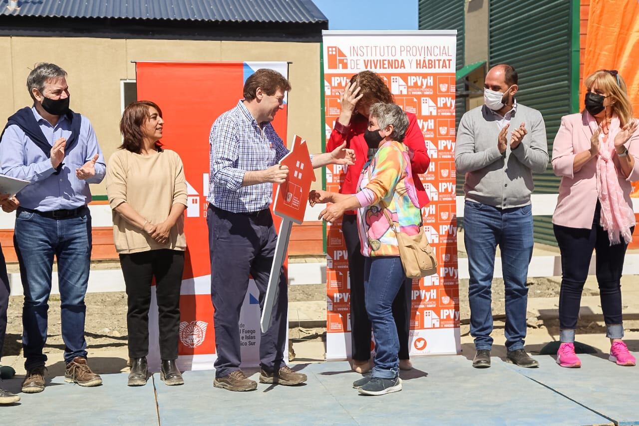 Melella se sintió agradecido y orgulloso de poder hacer la entrega de estas viviendas y compartir este momento tan especial con las familias tolhuinenses.