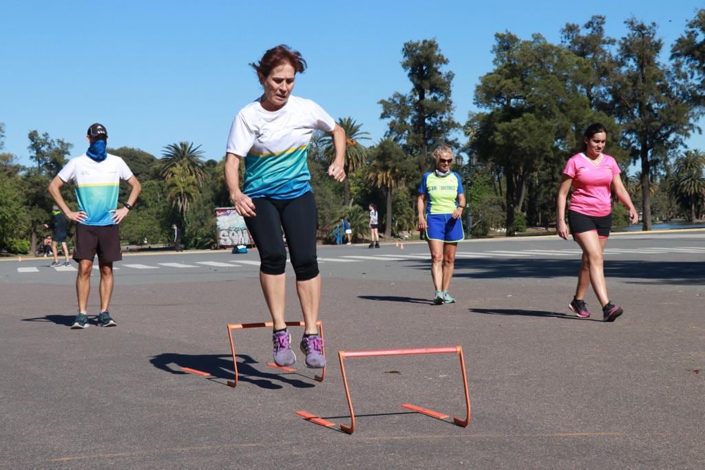 Una guía para hacer gimnasia y entrenarse gratis en las plazas en la Ciudad.