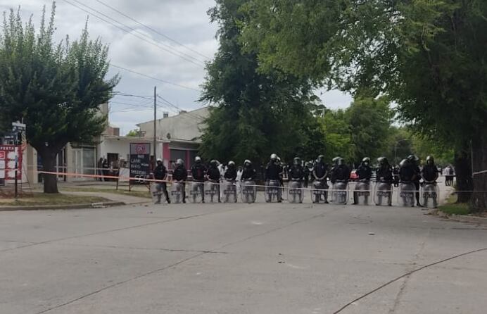 La policía reprimió con balas de goma a los familiares y vecinos del joven asesinado en Miramar.