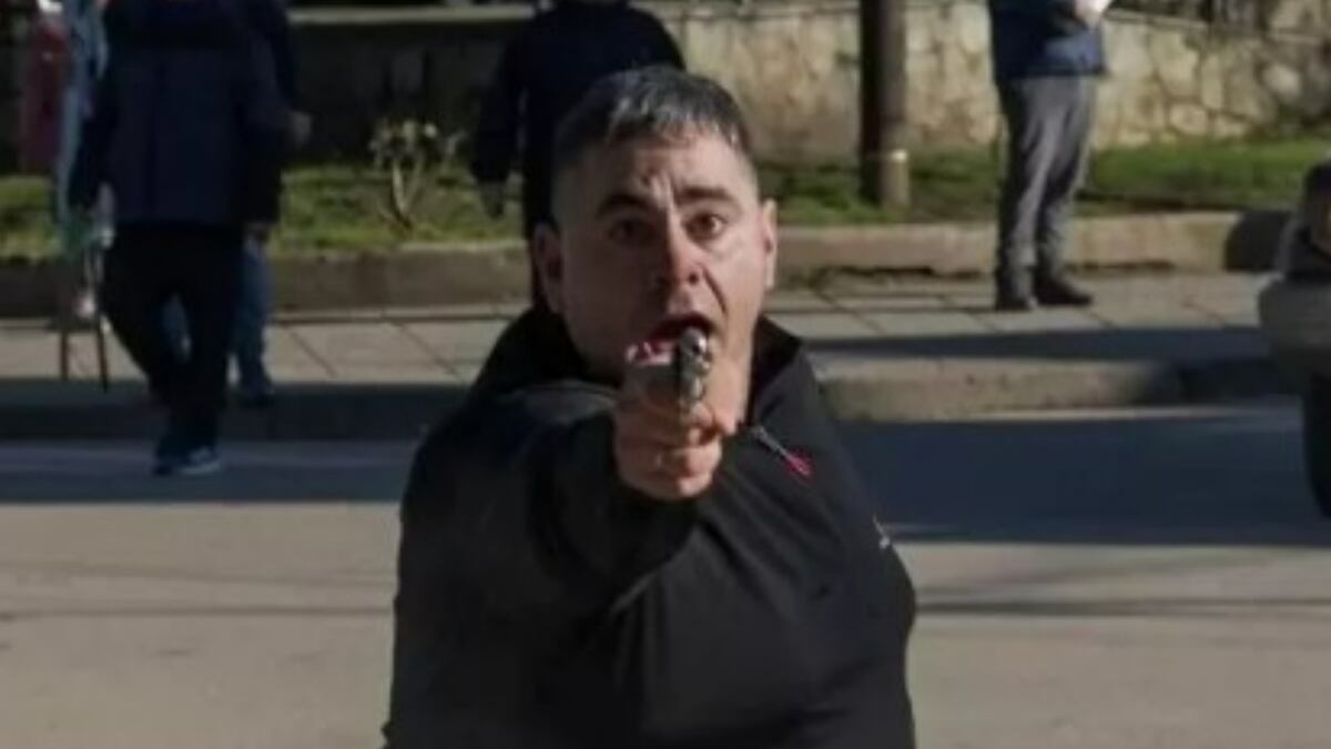 Quién es Pedro Jofré, el manifestante que disparó a un fotógrafo y finalmente se entregó a la Justicia