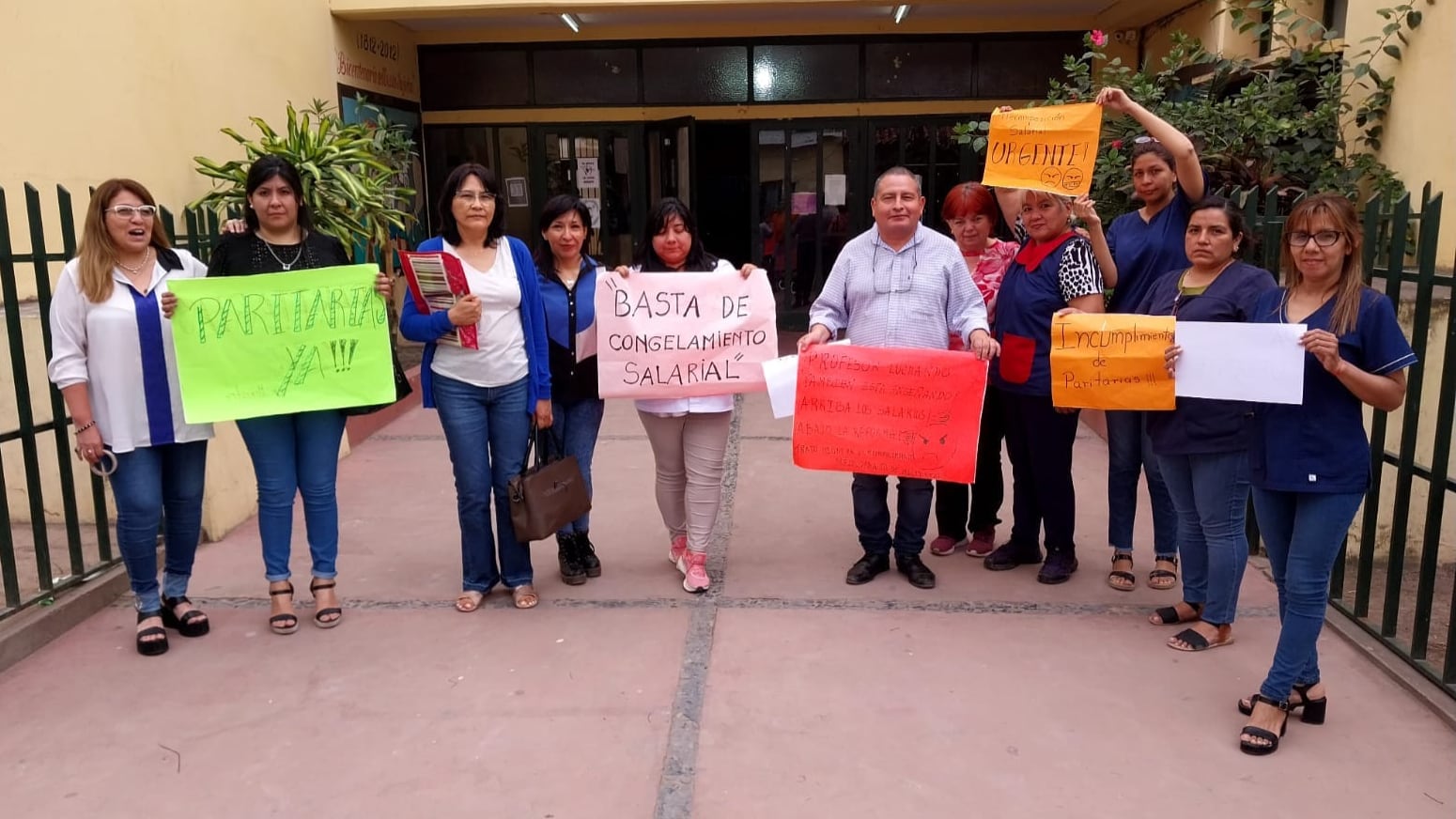 Decentes de nivel secundario y terciario reclaman aumento salarial en Jujuy.