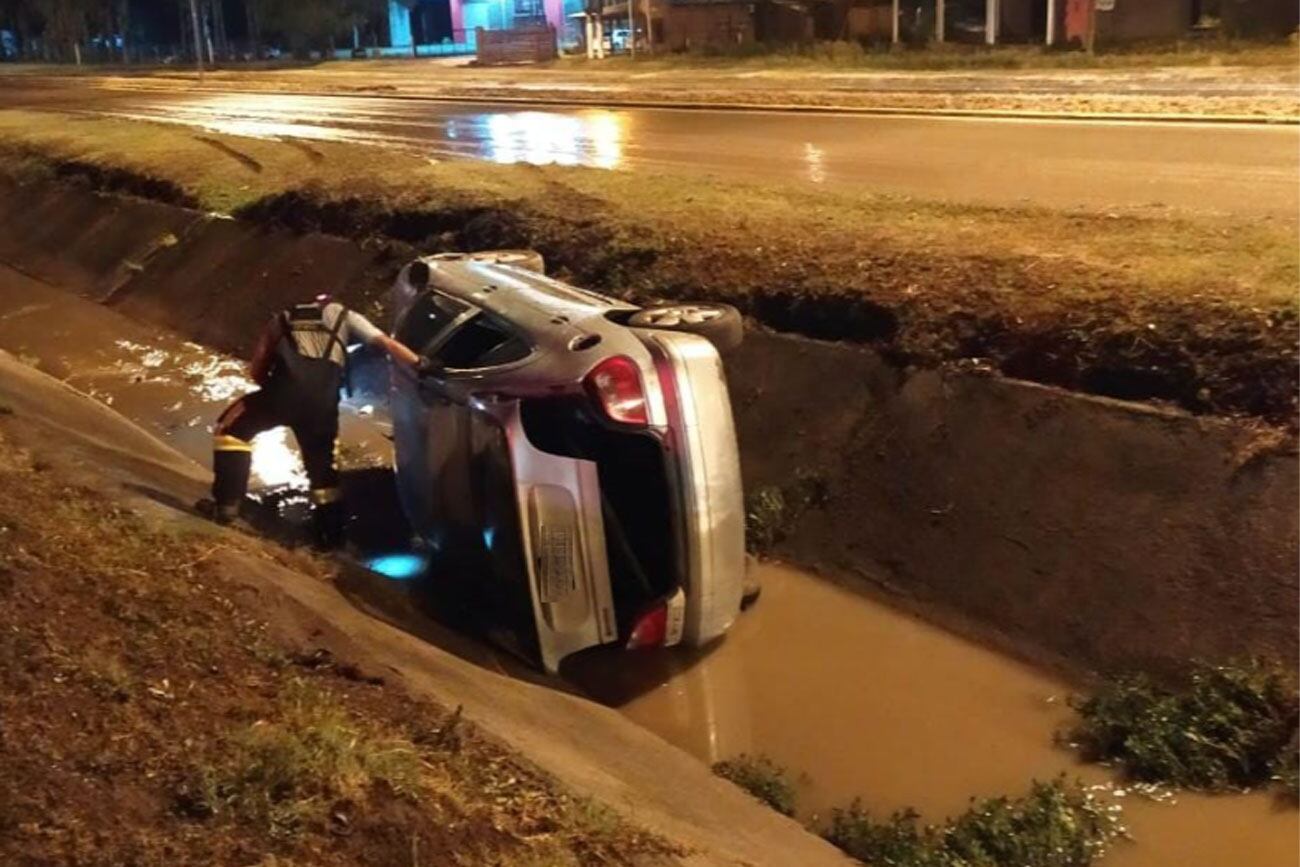 El Renault Megane que terminó dentro del canal. (Policía)