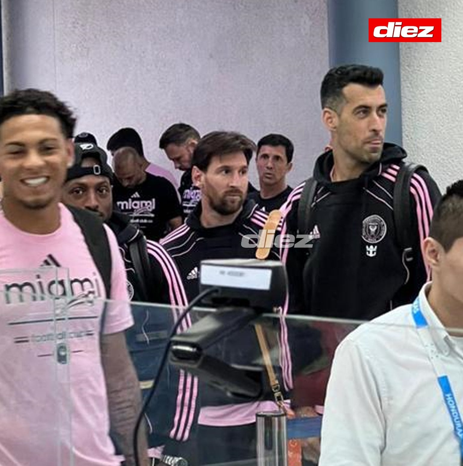 Messi en el aeropuerto junto a los jugadores del Inter de Miami.