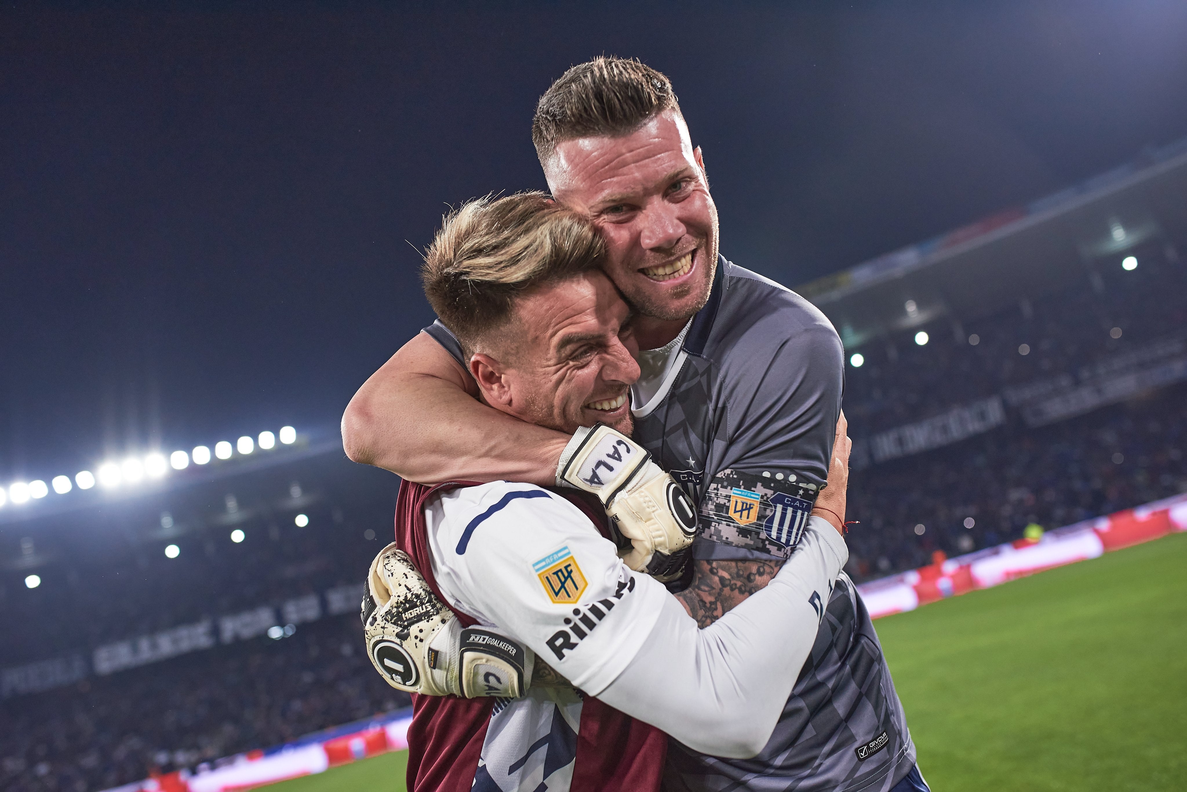 Julio Buffarini y su abrazo con el capitán de Talleres, Guido Herrera.