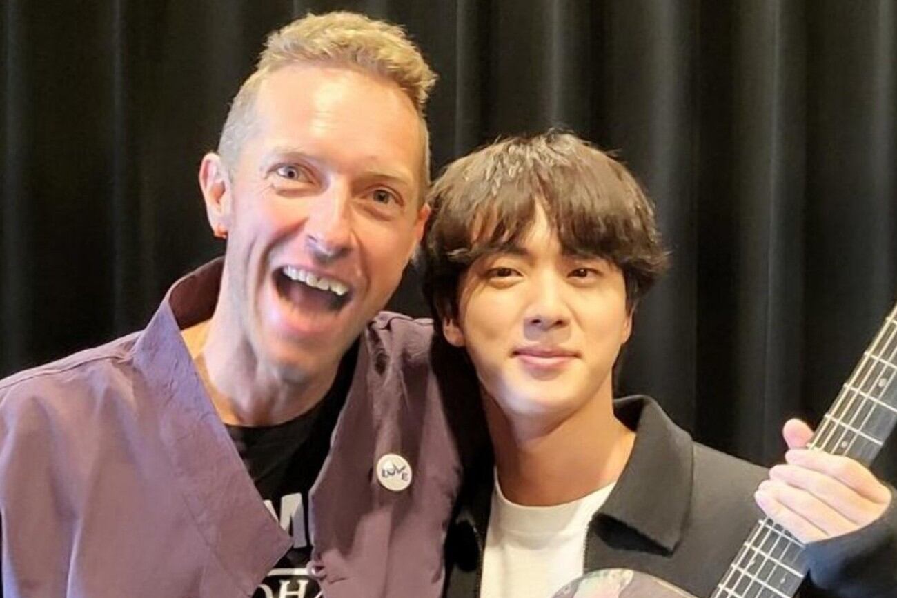 Chris Martin y Jin, amigos y socios creativos. (Twitter @BTS_official)