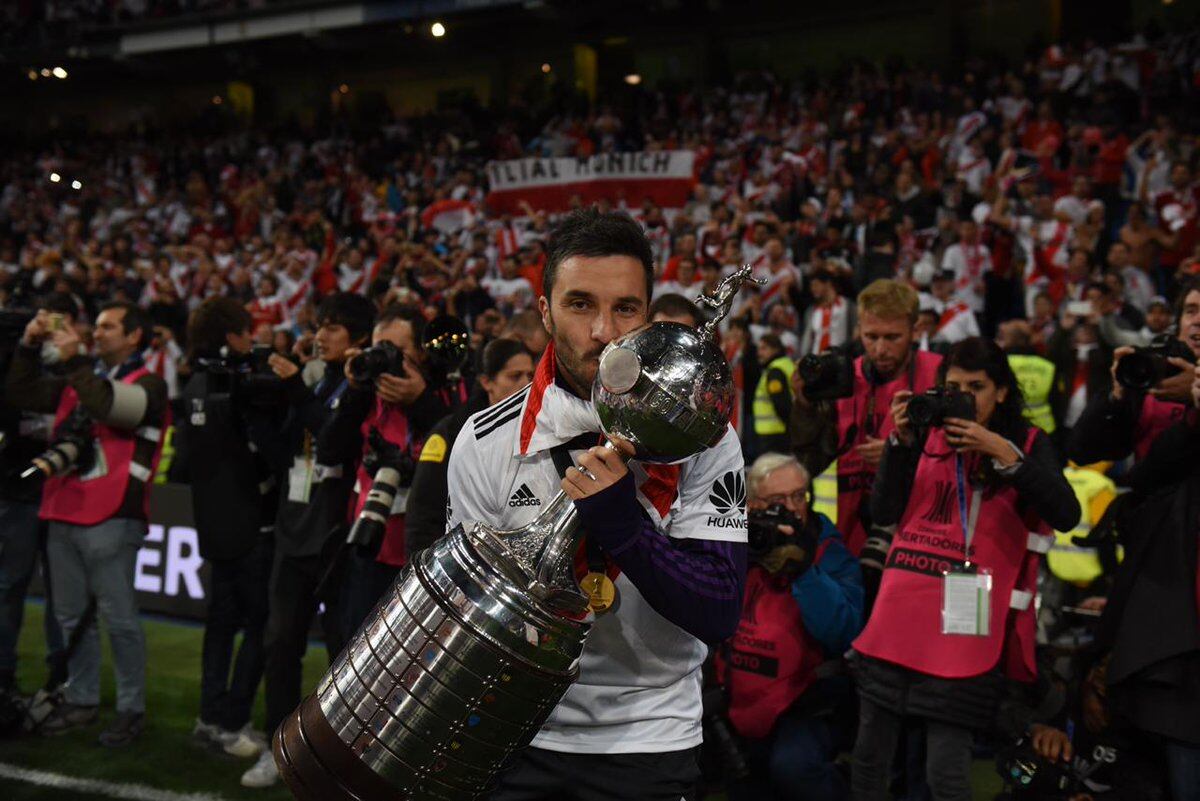 Scocco en el momento que River la ganó la final de la Copa Libertadores a Boca en el Santiago Bernabeu de España.