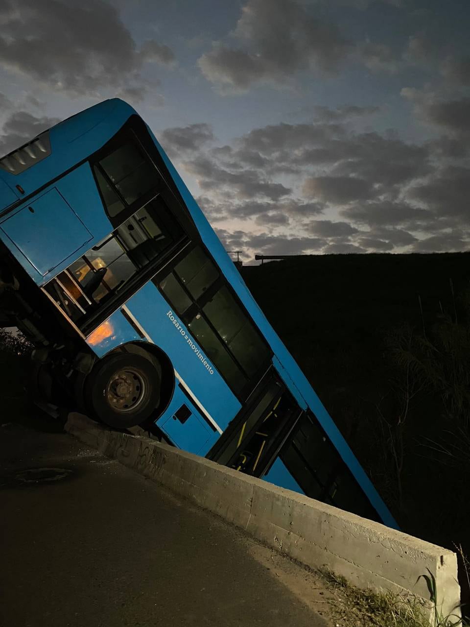 El coche permanecía caído este jueves a la madrugada.