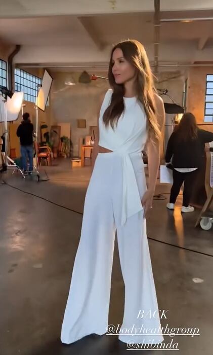 Pampita marca tendencia de cara al verano: mono blanco, tela fresca y detalles modernos.