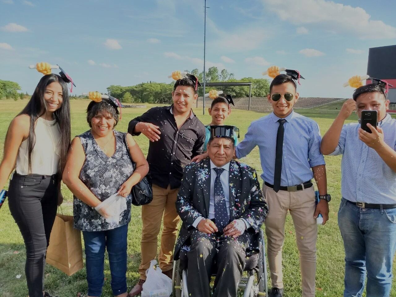 Juan junto a su familia, el día que se recibió de abogado.