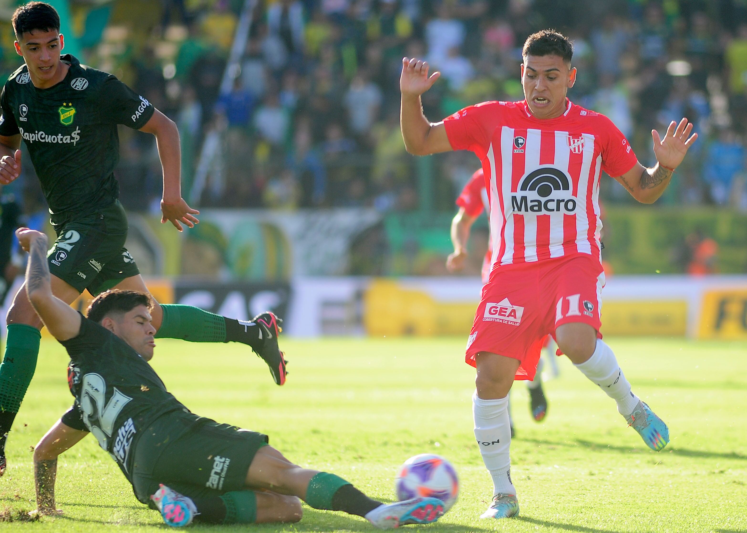 Santiago Rodríguez, volante ofensivo de Instituto, en el partido ante Defensa y Justicia. (Fotobaires)