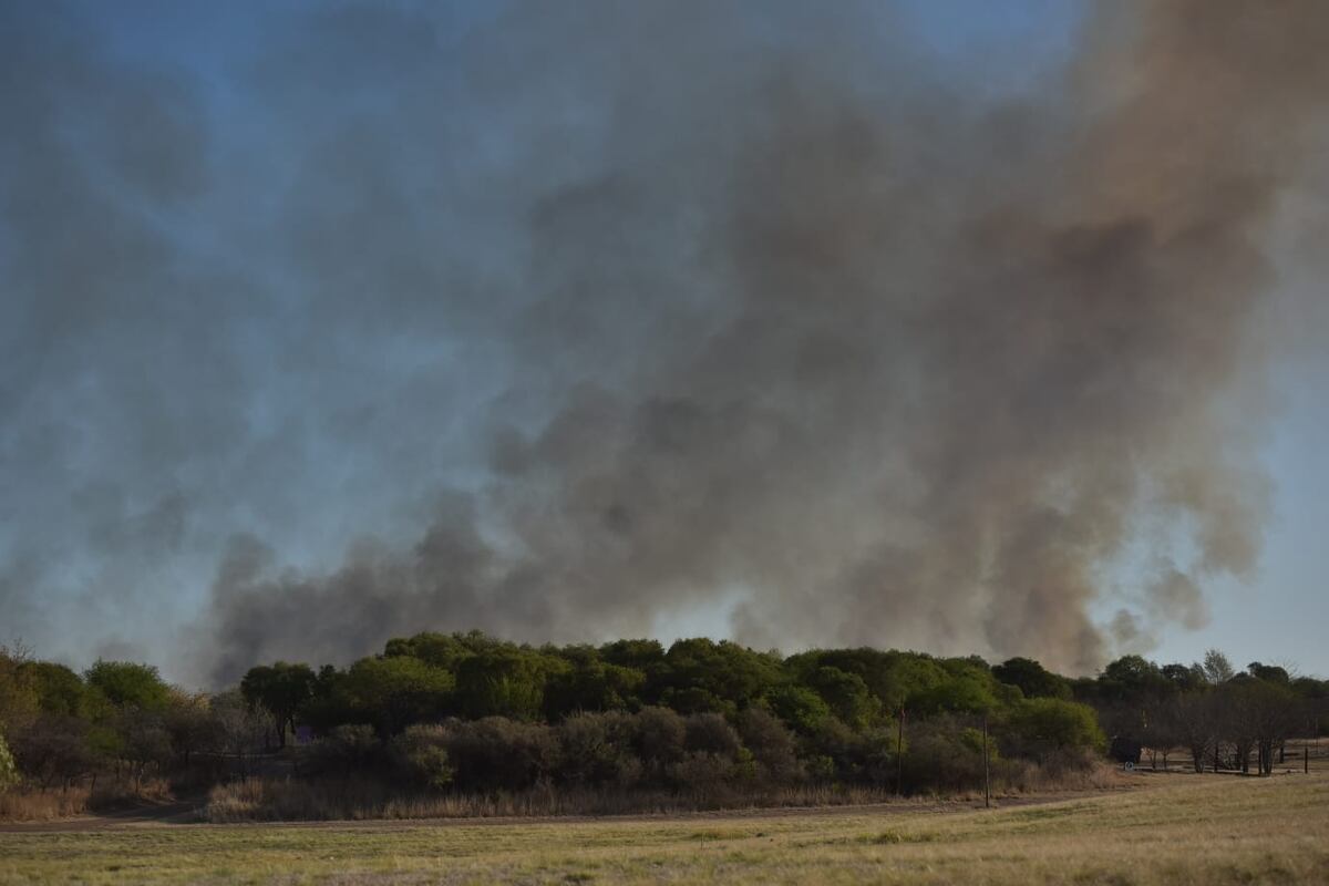 Bomberos lograron contener el incendio forestal en La Calera
