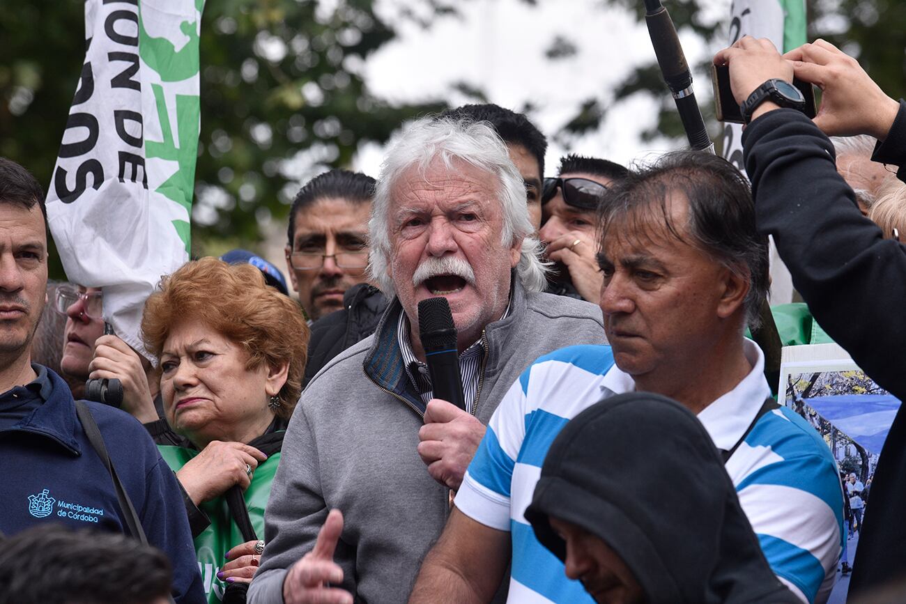 Los municipales protestaron en Córdoba y provocaron graves inconvenientes en el tránsito. 