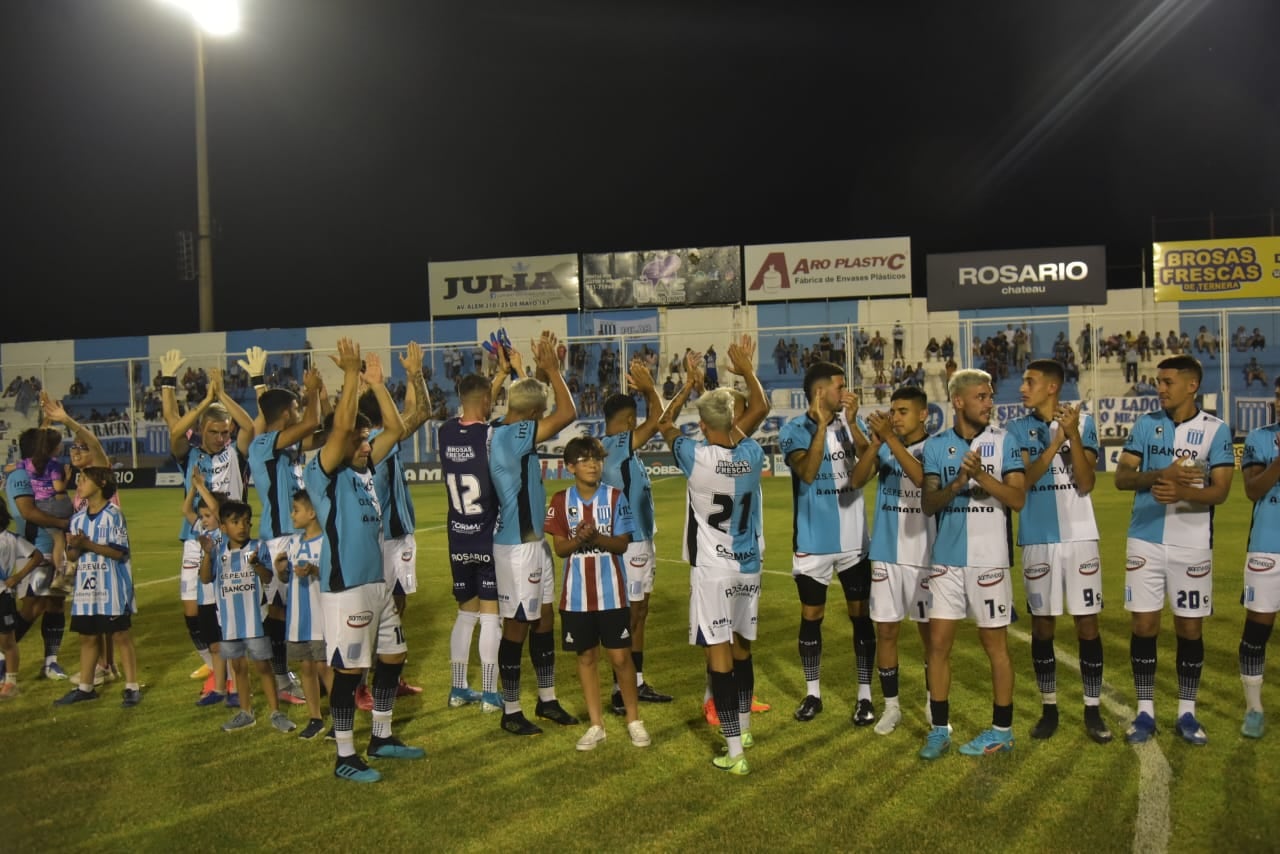 Fiesta en Nueva Italia: Racing celebró el ascenso a la Primera Nacional junto a sus leyendas. (Foto: Facundo Luque / La Voz)