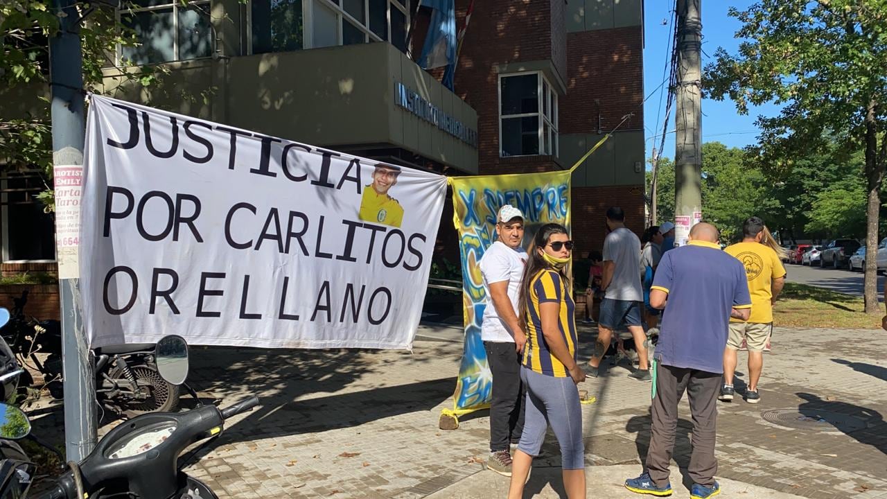 Amigos de "Bocacha" reclamaron justicia cuando se hizo la autopsia en el Instituto Médico Legal de Rosario.