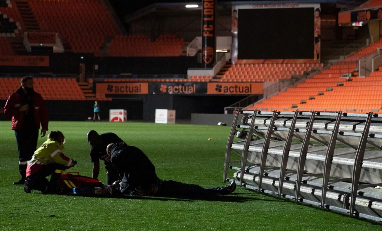 El jardinero del Lorient fallecido fue asistido pero no lograron salvarlo.