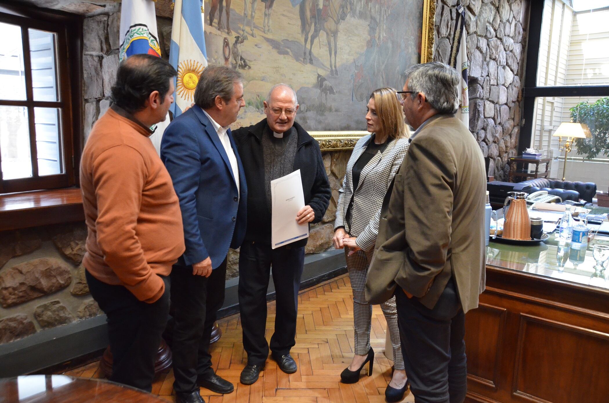 El padre Germán Maccagno concurrió a la Legislatura para recibir un ejemplar de la "Declaración de Interés Legislativo, Religioso, Social y Cultural" para la celebración de los 90 años de la Diócesis de Jujuy.