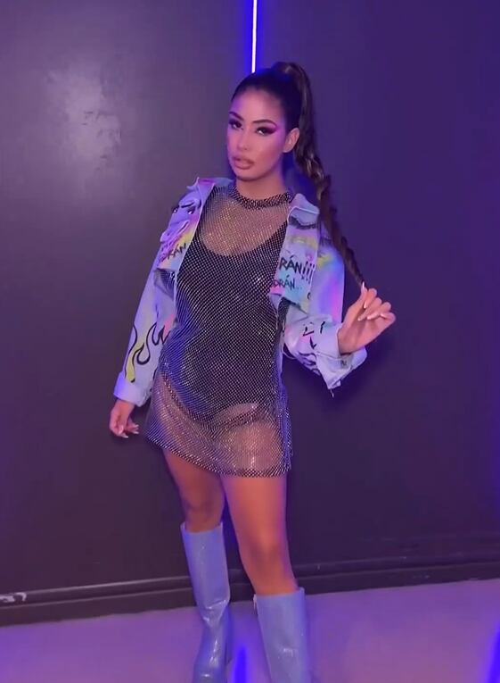 Campera de jean estampada, brillos y transparencias: el impactante look de Daniela Celis