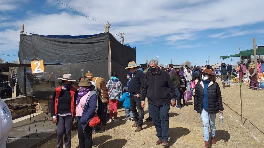 La comitiva oficial encabezada por el vicegobernador Haquim, en la recorrida por el predio ferial puneño.